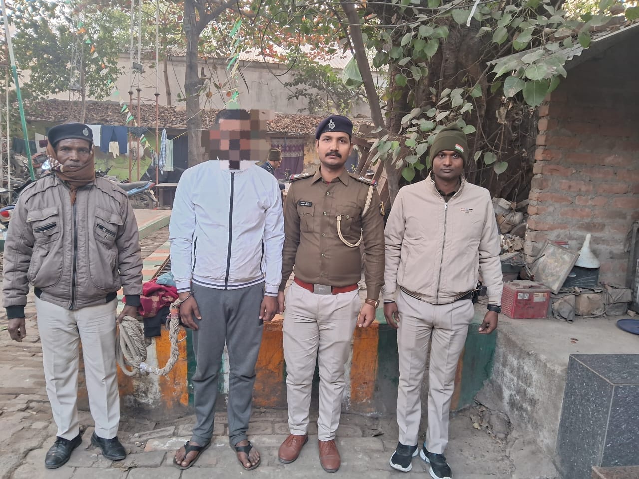 दीदारगंज पुलिस ने अमेरिकन हथियार एवं जिंदा कारतूस के साथ धीरज एवं हर्ष गिरफ्तार।