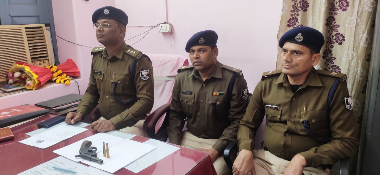 पुलिस की दविश के बाद अपराधी छड़ से लदा ट्रैक्टर छोड़कर भागे, पप्पू के धर छापेमारी में हथियार बरामद