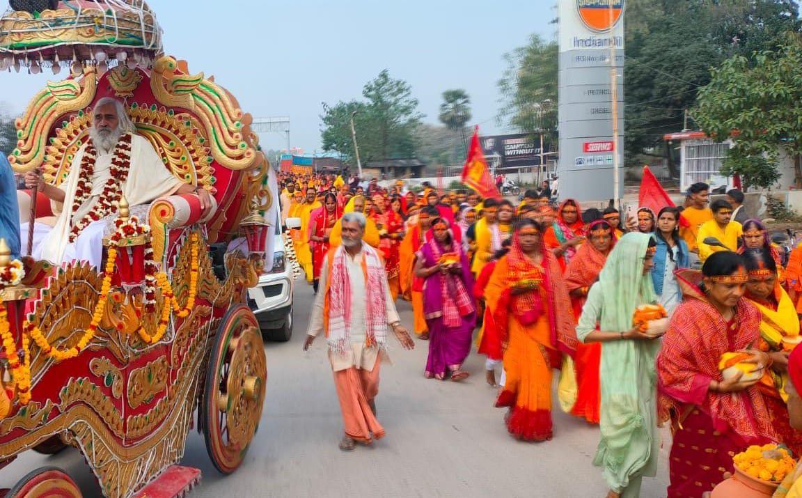 भोजपुर जिले के गीधा मे सूर्यनारायण प्राणप्रतिष्ठा महायज्ञ को लेकर निकाली गई जलभरी शोभायात्रा