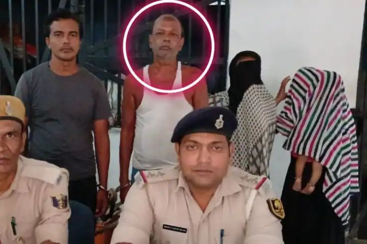 60 साल के पुरुष ने रोमांस करते हुए नजर आया मौके पर पोलिस पहुचीं