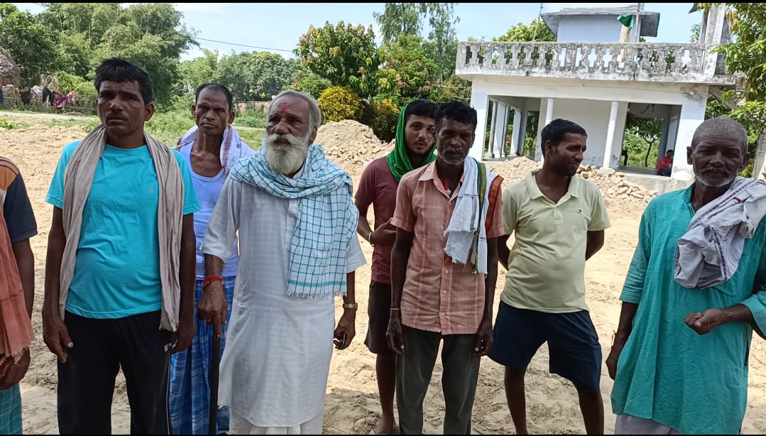 वासुदेवपुर के पंचायत सरकार भवन के निर्माण स्थल का पंचायतवासी कर रहे विरोध।