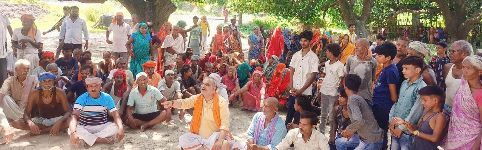 अल्पसंख्यक आवासीय छात्रावास के निर्माण के विरोध में बैठे धरना पर बिस्फी विधायक।