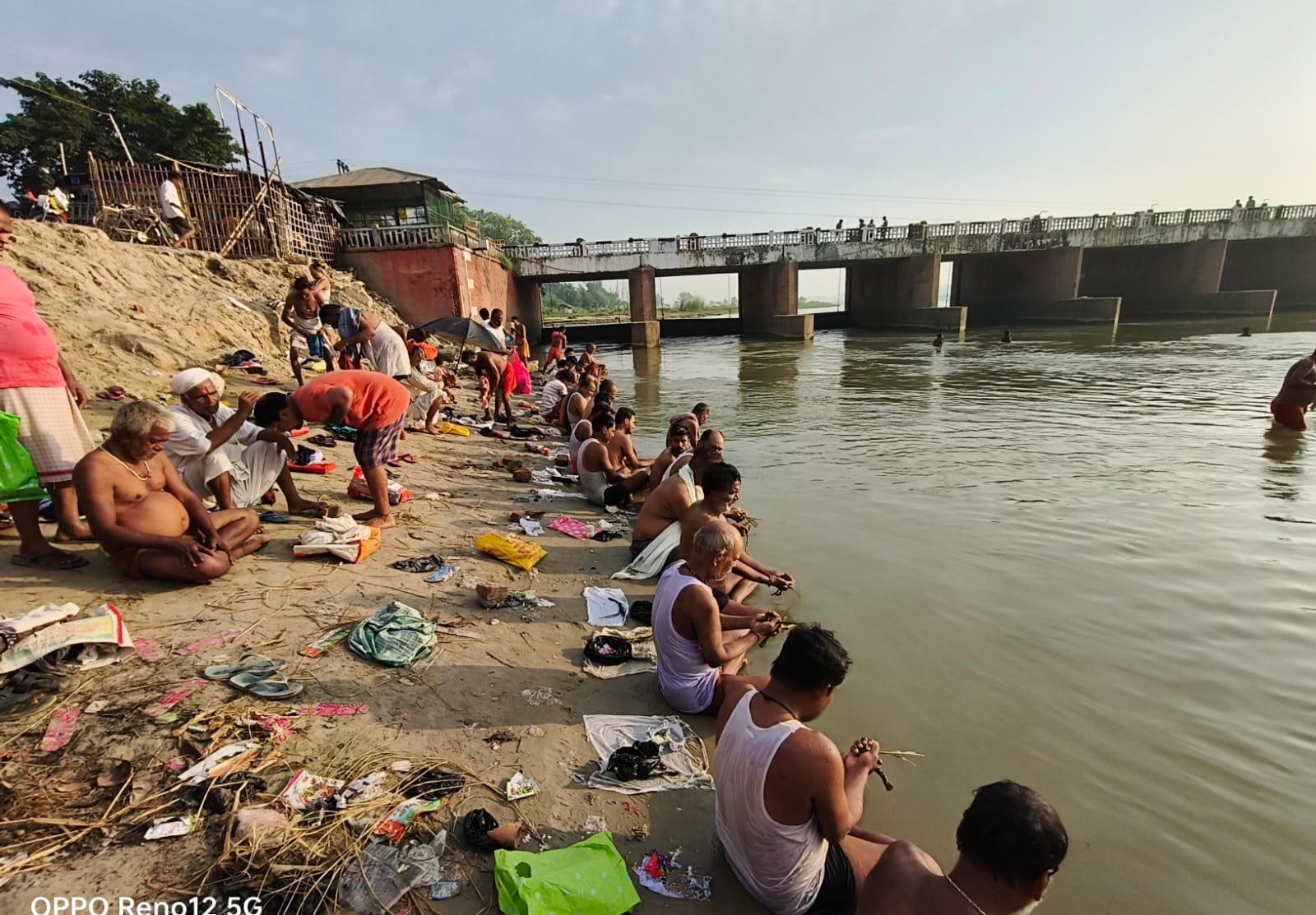 श्राद्ध पक्ष शुरू, कमला नदी के किनारे लोग कर रहे पितरों का तर्पण, उभरी लोगों की भीड़।