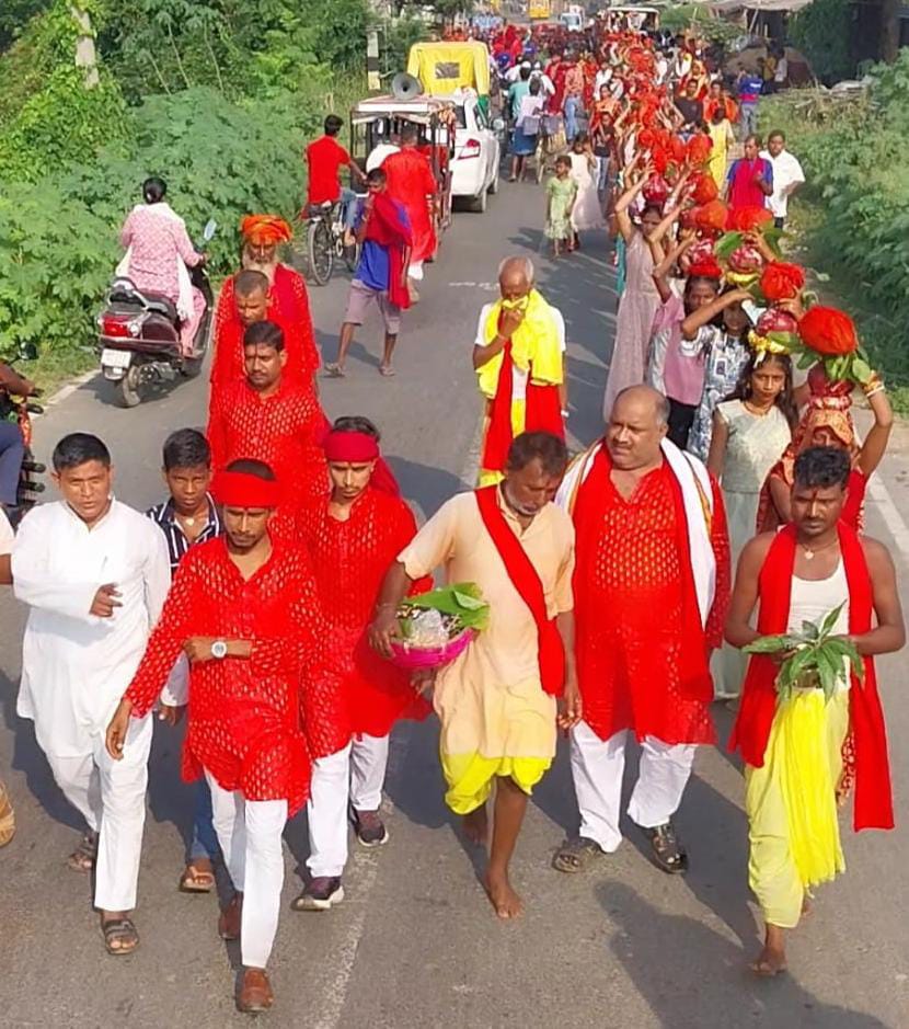 जितिया पुजा के लिए भदुली रणटोल में निकली कलश यात्रा।