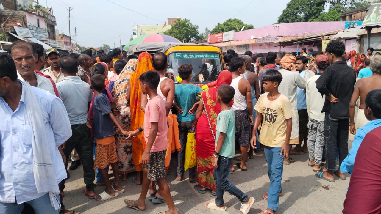 आरोपितों की गिरफ्तारी की मांग को लेकर ग्रामीणों ने किया सड़क जाम।