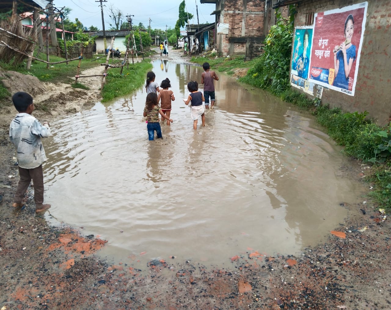 बारिश का पानी लगा सड़क पर, जलजमाव से ग्रामीणा परेशान।