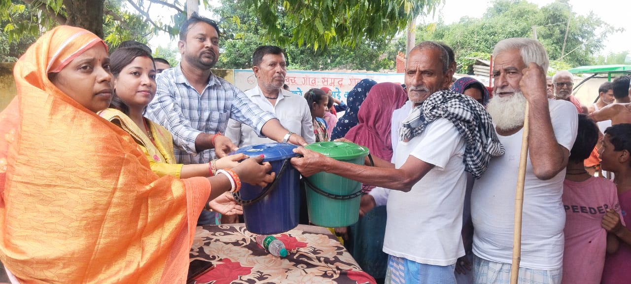 लोहिया स्वच्छ बिहार अभियान द्वितीय चरण के तहत पंचायत के विभिन्न वार्ड में किया गया कूड़ेदान वितरण।