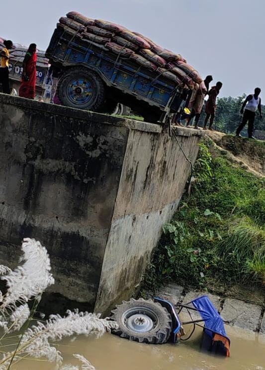 अनियंत्रित सीमेंट से भरी ट्रेक्टर ने मारी पलटी ।