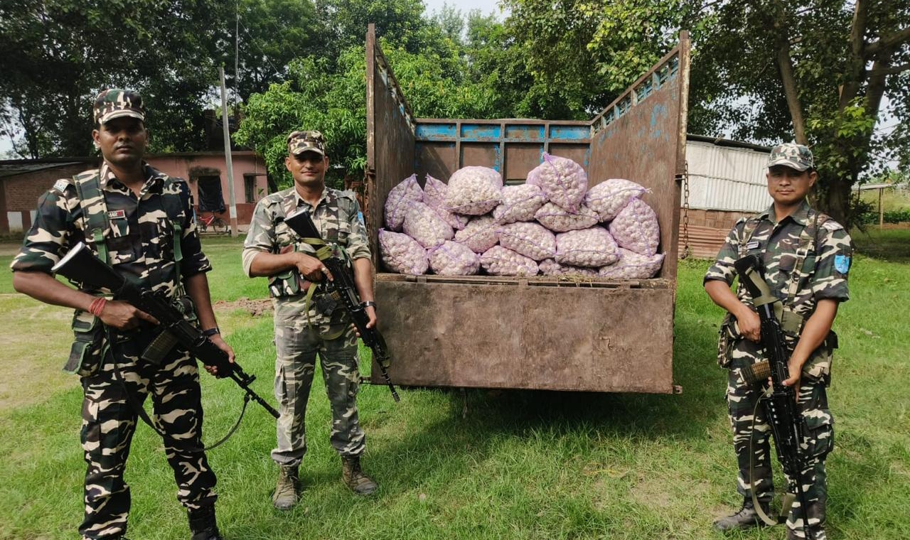 पिकअप सहित 225 किलो प्रतिबंधित लहसुन जब्त, तस्कर फरार।