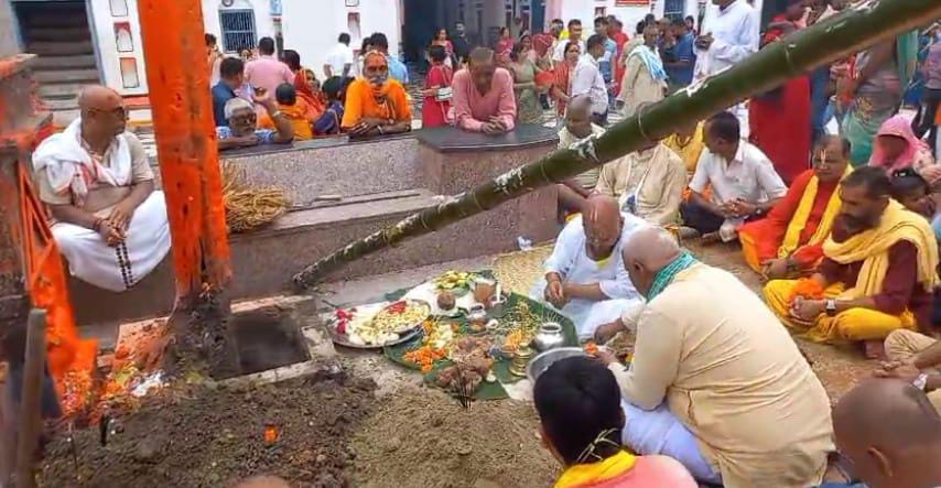 जानकी मंदिर में अवस्थित हनुमान ध्वजा बदला गया।