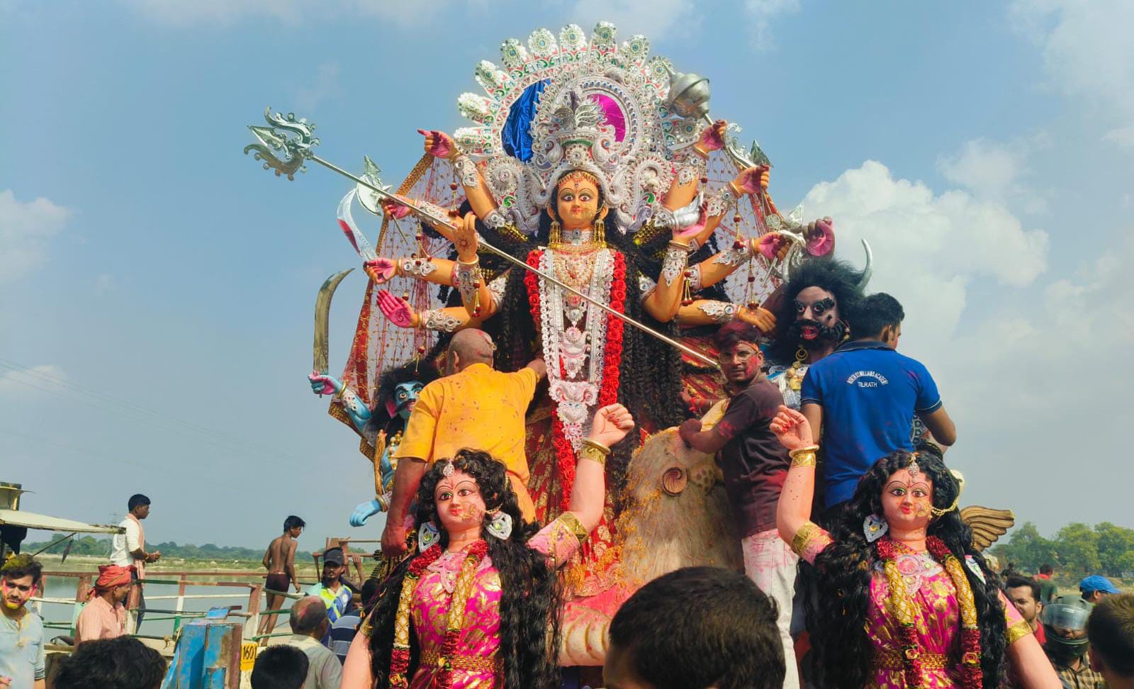 जयनगर में दुर्गा की प्रतिमा का विसर्जन, उमड़ा भक्तों का सैलाब, दुर्गा मां के जयकारे से गूंजा उठा जयनगर।