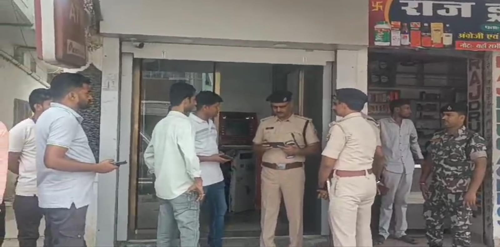 बैंक का एटीम तोड़कर लाखो की चोरी, पुलिस कर रही जांच।