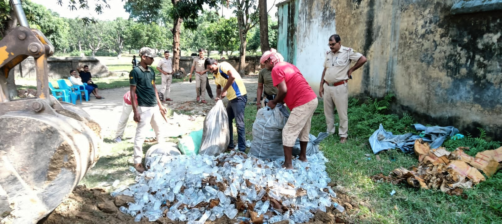 रहिका थाना परिसर मे2518.015 लीटर देसी, विदेशी,बियर,चूलाई शराब किया विनष्टीकरण।