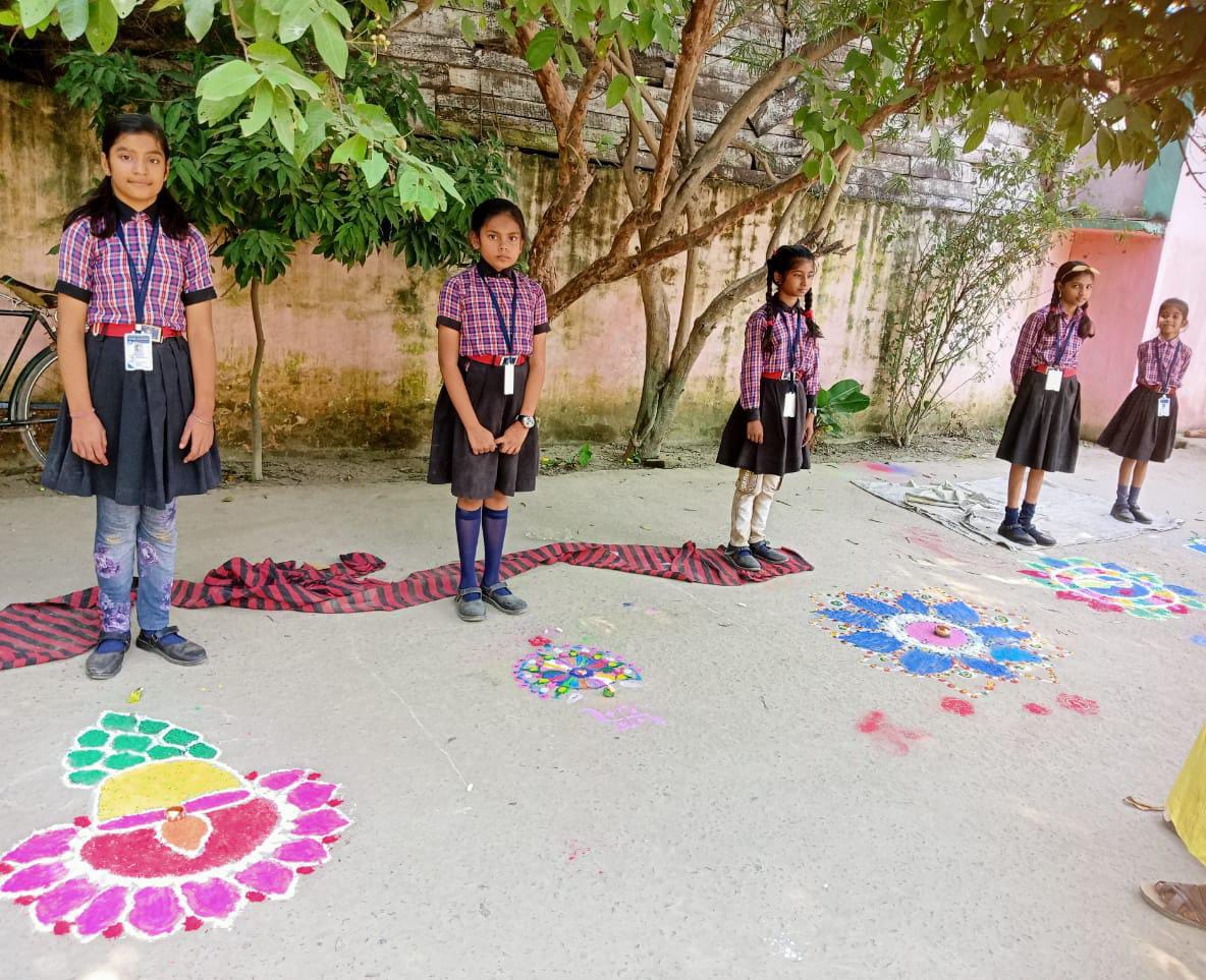 कुसुम देवी हरि प्रसाद गुप्ता सरस्वती शिशु मंदिर में धनतेरस के पुर्व संध्या पर रंगोली प्रतियोगिता का आयोजन।